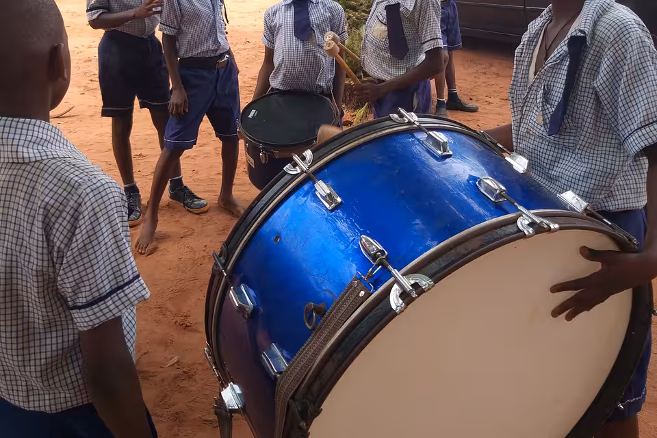 Schüler mit Trommeln