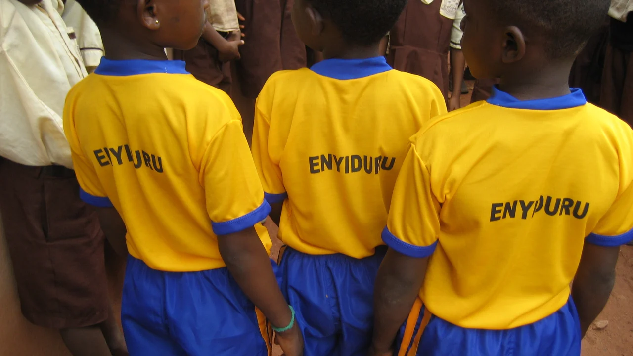 Schulkinder mit Enyiduru Shirt
