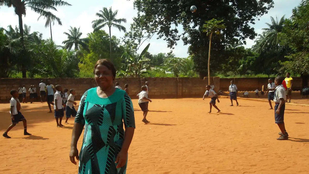 Kinder spielen Fussball im Hof