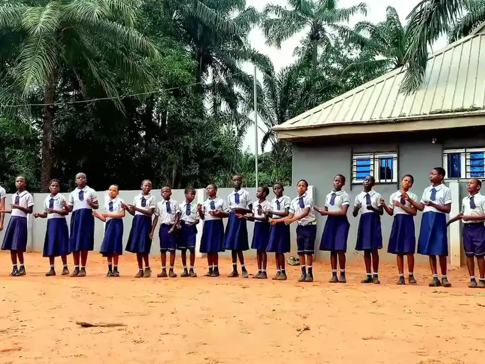 Eine Gruppe Schüler singt und tanzt