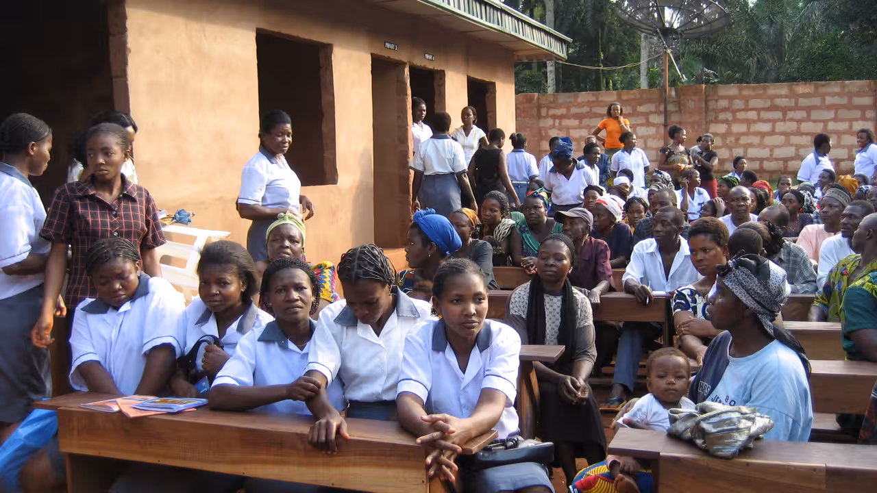 Eltern sitzen auf Bänken im Freien