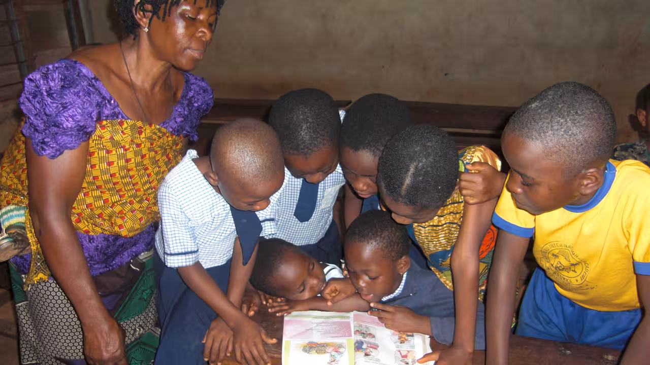 Kinder lesen mit Lehrerin