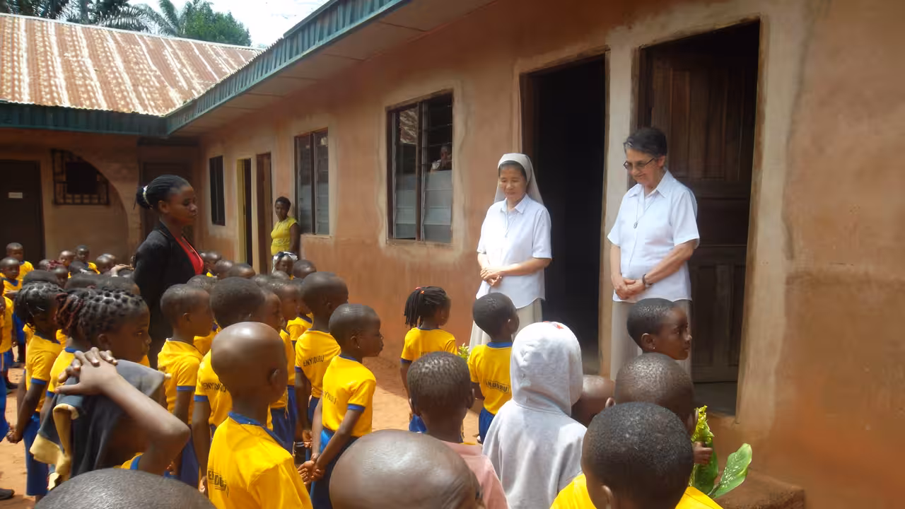 Kinder im Hof hören zu