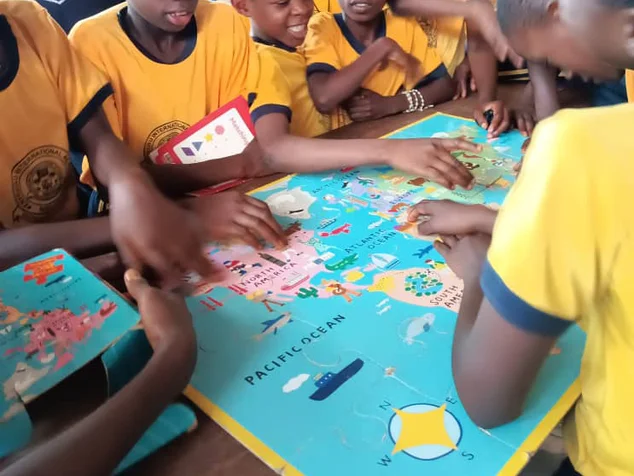Schulkinder mit einer bunten Weltkarte