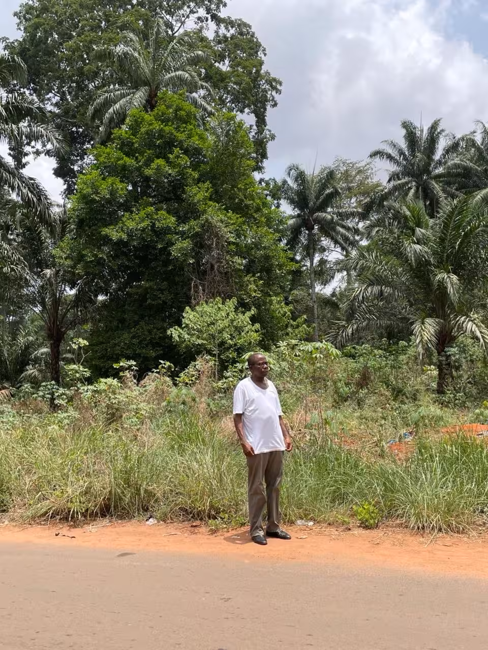 Father Boniface vor Grundstück