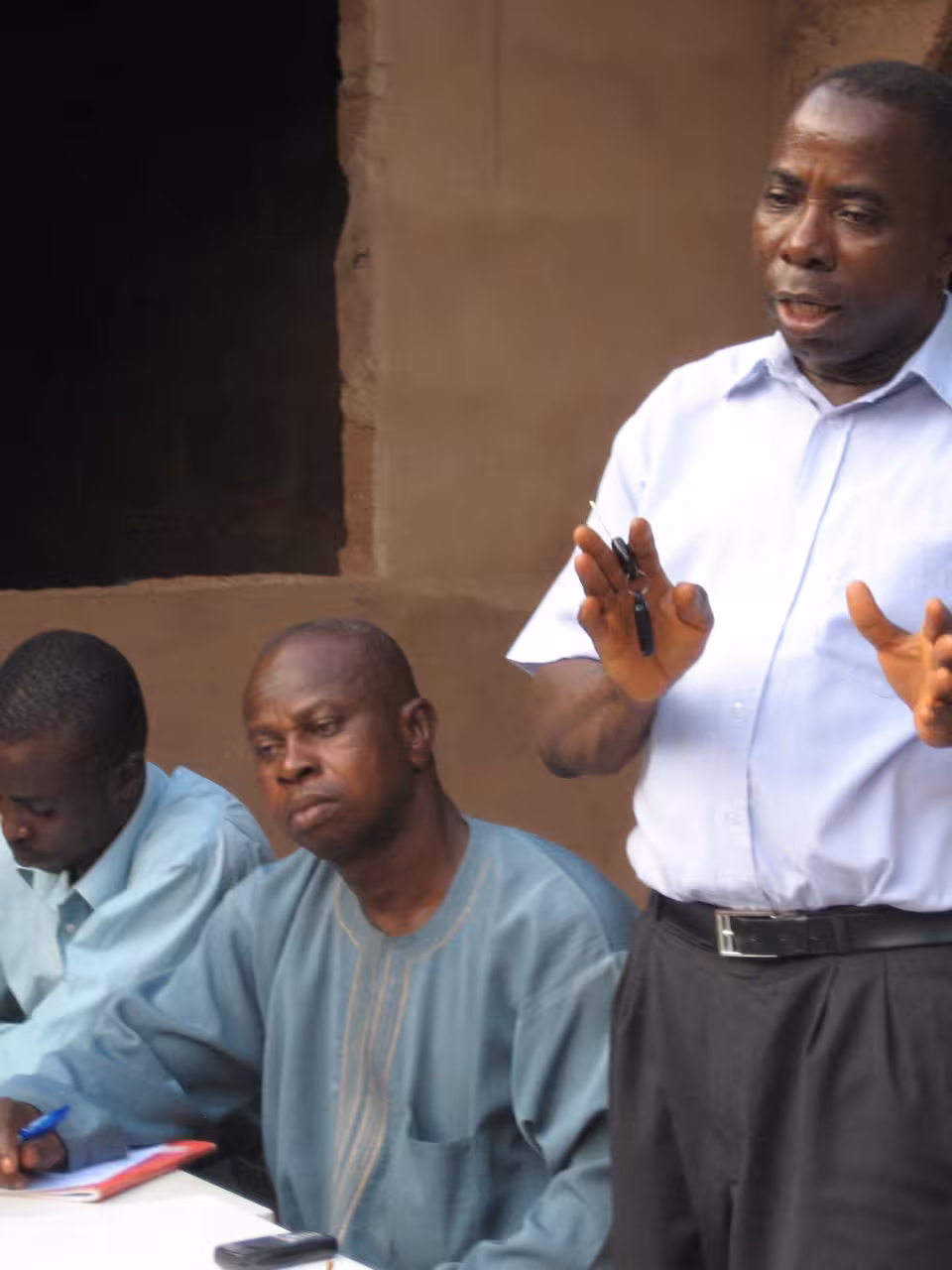 Ein Mann spricht, andere hören zu