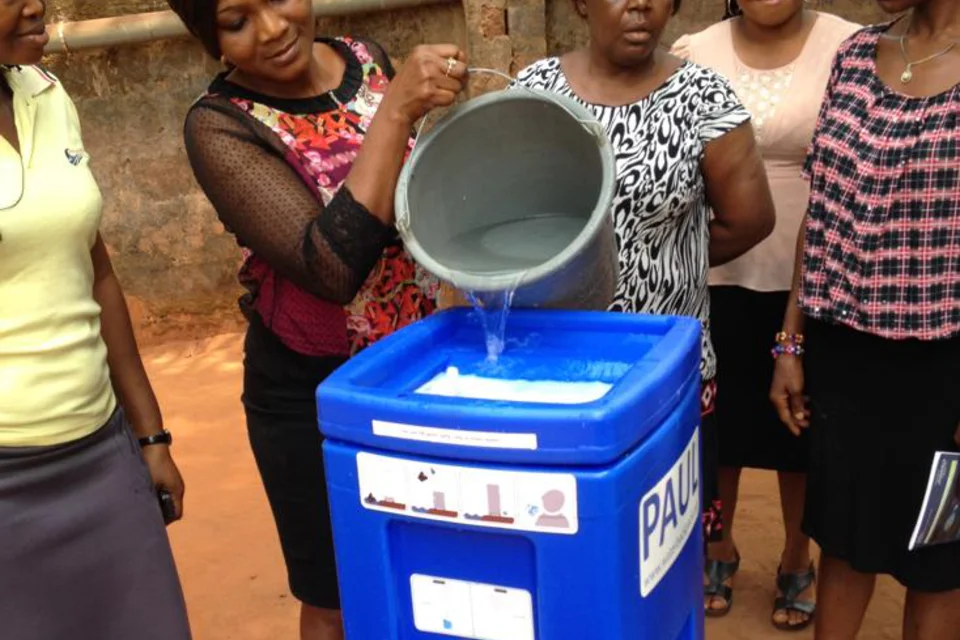 Frauen testen das Trinkwasseraufbereitungssystam