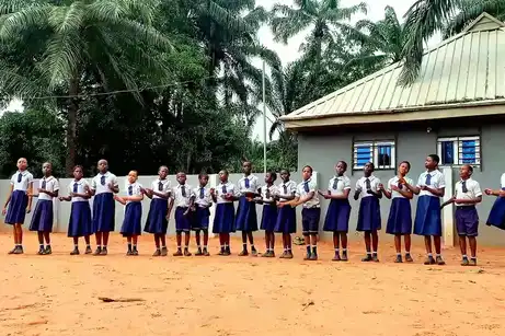 Eine Gruppe Schüler singt und tanzt